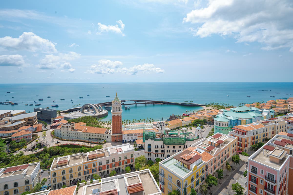 Deluxe Apartment, 2 Bedrooms, Balcony, Ocean View | In-room safe, desk, laptop workspace, blackout drapes