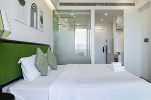 Estúdio luxo, vista para a cidade | Cofres nos quartos, escrivaninha, espaço de trabalho para notebook