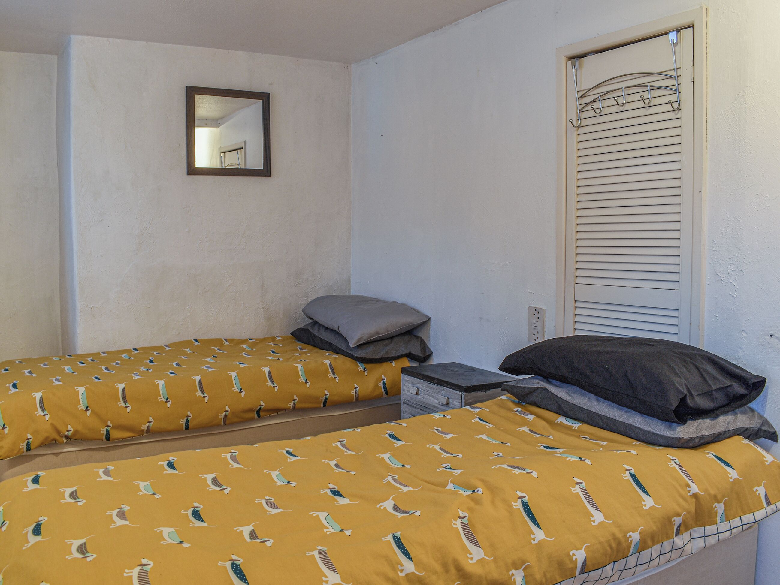 3 bedrooms, bed sheets