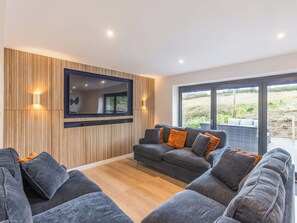 TV - 4 bedroom accommodation in Crackington Haven (Crackington Haven)