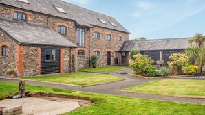A stone building with multiple windows and a sloped roof. - 3 bedroom accommodation in Crackington Haven (Crackington Haven)