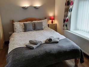 2 bedrooms, free WiFi - 2 bedroom accommodation in Biggin by Hartington, near Buxton (Biggin by Hartington, near Buxton)