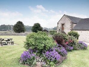Outdoor dining - 2 bedroom accommodation in Biggin by Hartington, near Buxton (Biggin by Hartington, near Buxton)