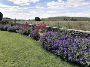 Property grounds - The Farmhouse - UK4019 (Biggin by Hartington, near Buxton)