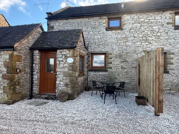 Outdoor dining - 2 bedroom accommodation in Biggin by Hartington, near Buxton (Biggin by Hartington, near Buxton)