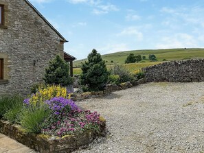 Property grounds - Perfect for a relaxing holiday in the Peak District National Park. (Biggin by Hartington, near Buxton)