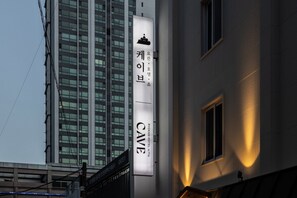 A hotel sign with Korean text and a mountain icon, indicating a location in Korea. - Cave Ryokan Hotel Anook Daejeon Yuseong (Daejeon)