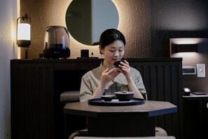 FLOAT | Pimennysverhot, äänieristys, ilmainen Wi-Fi, vuodevaatteet