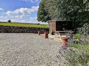 Outdoor dining - Cotterill Barn - UK4015 (Biggin by Hartington, near Buxton)