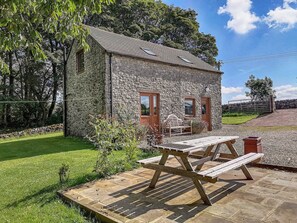 Outdoor dining - Cotterill Barn - UK4015 (Biggin by Hartington, near Buxton)