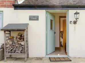 Un bâtiment sur lequel est apposée une enseigne indiquant « Barn Owl Lodge ».
