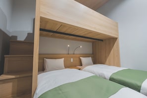 Chambre Triple, non-fumeurs, salle de bains privée | Bureau, Wi-Fi gratuit