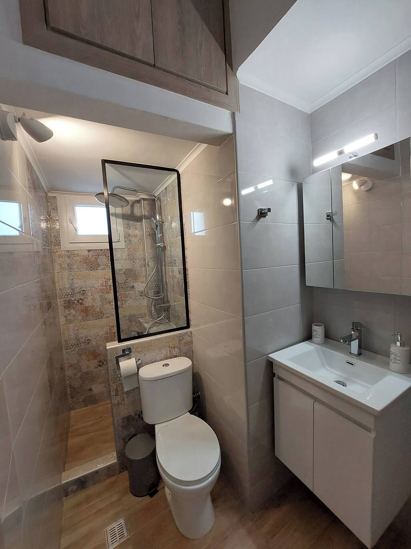 ヘアドライヤー、タオル、石鹸、トイレットペーパー