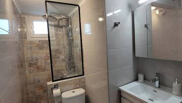 ヘアドライヤー、タオル、石鹸、トイレットペーパー