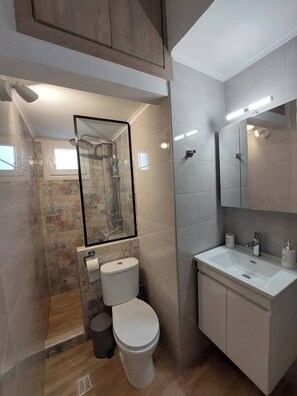 Haartrockner, Handtücher, Seife, Toilettenpapier