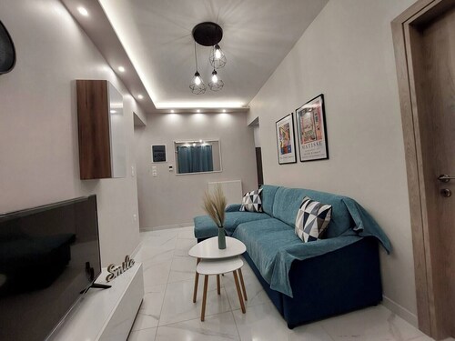 Thermaic Modern Apartment by ΜΡS