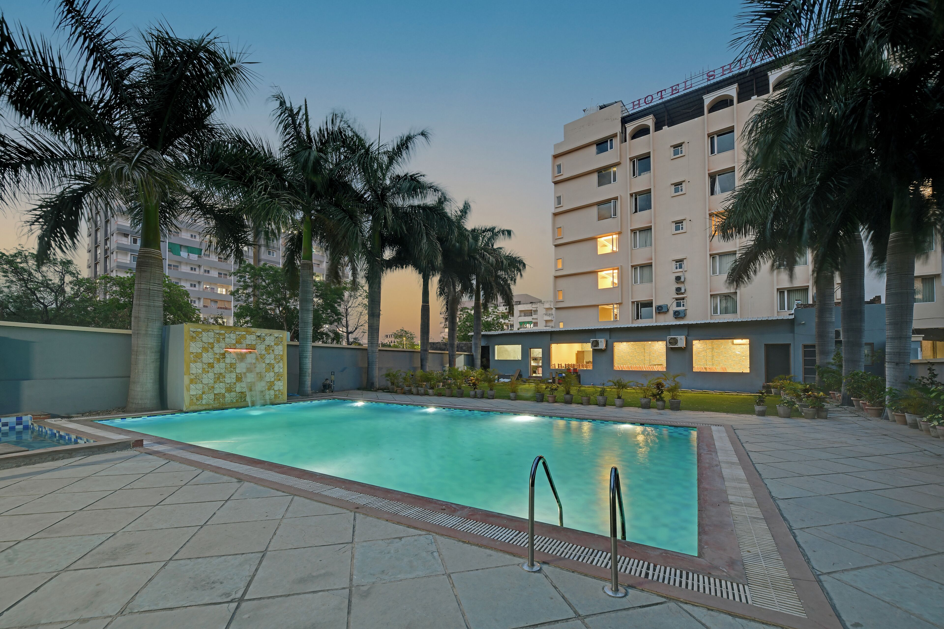 Una piscina al aire libre (de 08:00 a 19:30), sombrillas, tumbonas