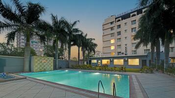 Una piscina al aire libre (de 08:00 a 19:30), sombrillas, tumbonas