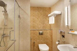 Douche, douche à « effet pluie », articles de toilette gratuits