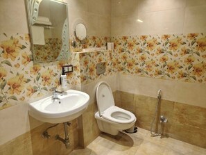 Douche, douche à « effet pluie », articles de toilette gratuits