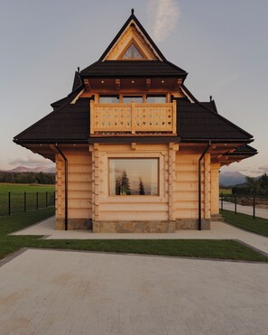 Exterior detail - Lovelia Luxury Chalet - luxurious wooden house with jacuzzi near Zakopane (Dzianisz)