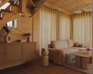 Smart TV, pebolim, livros