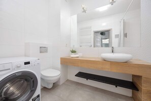 Shower, hair dryer, towels, shampoo - Modern Apartment | Parking, Balcony, close to Airport (Warszawa)