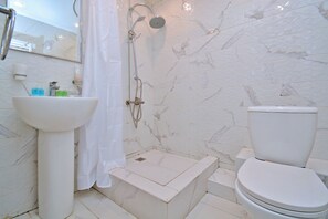 Shower, hair dryer, towels, soap - 2-bedroom apartment in peaceful Yerevan with AC for relaxing stays (Yerevan)