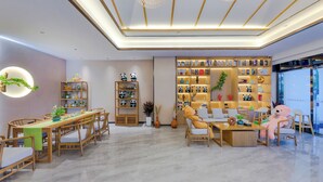 Ein modernes Interieur mit Essbereich, Bücherregalen und einem großen Teddybären.