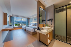 Superior Twin Room, City View | Bathroom