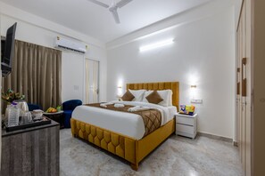 Desk, laptop workspace, bed sheets - Yashobhoomi Suites near Yashobhoomi Convention Centre (New Delhi)