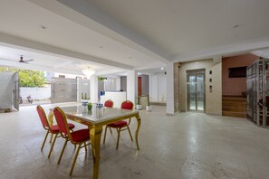 Shared kitchen - Yashobhoomi Suites near Yashobhoomi Convention Centre (New Delhi)