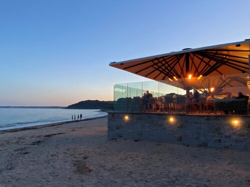 10 Minutes Walk to the Beach & Free Parking (sleeps 6)