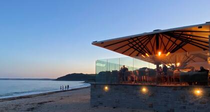 10 Minutes Walk to the Beach & Free Parking (sleeps 6)