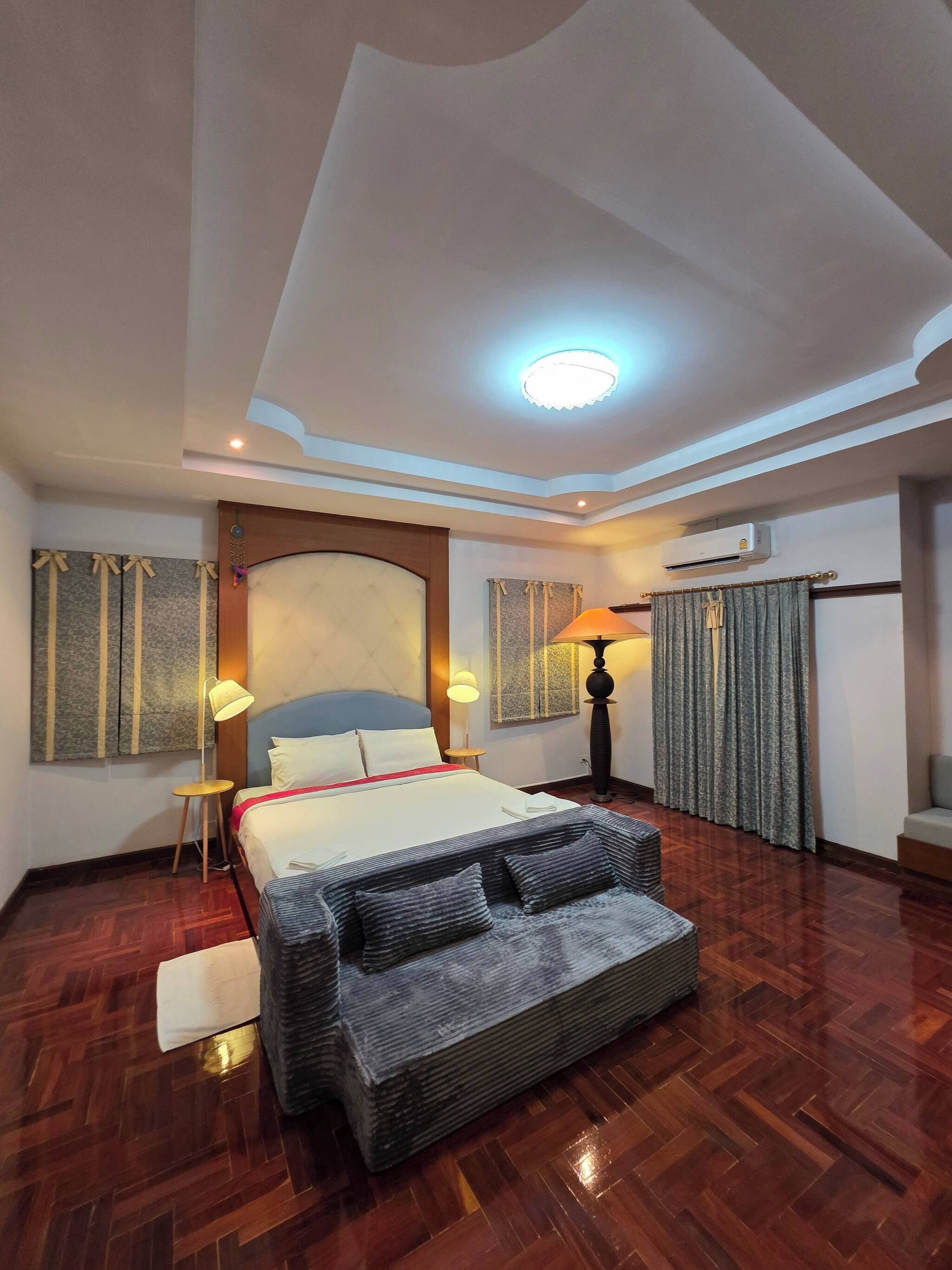 5 habitaciones, tabla de planchar con plancha y acceso a internet 