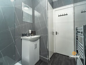 Shower, hair dryer - Blaikies Mews by Central Serviced Apartments (Dundee)