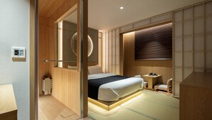 Un dormitorio moderno con cama, mesita de noche y estantería empotrada.