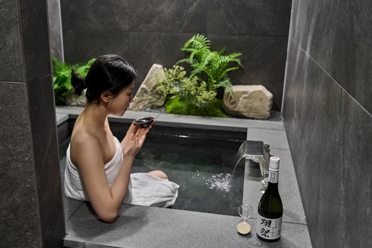 Suite Room | Bathroom | Separate tub and shower, hair dryer, towels, shampoo