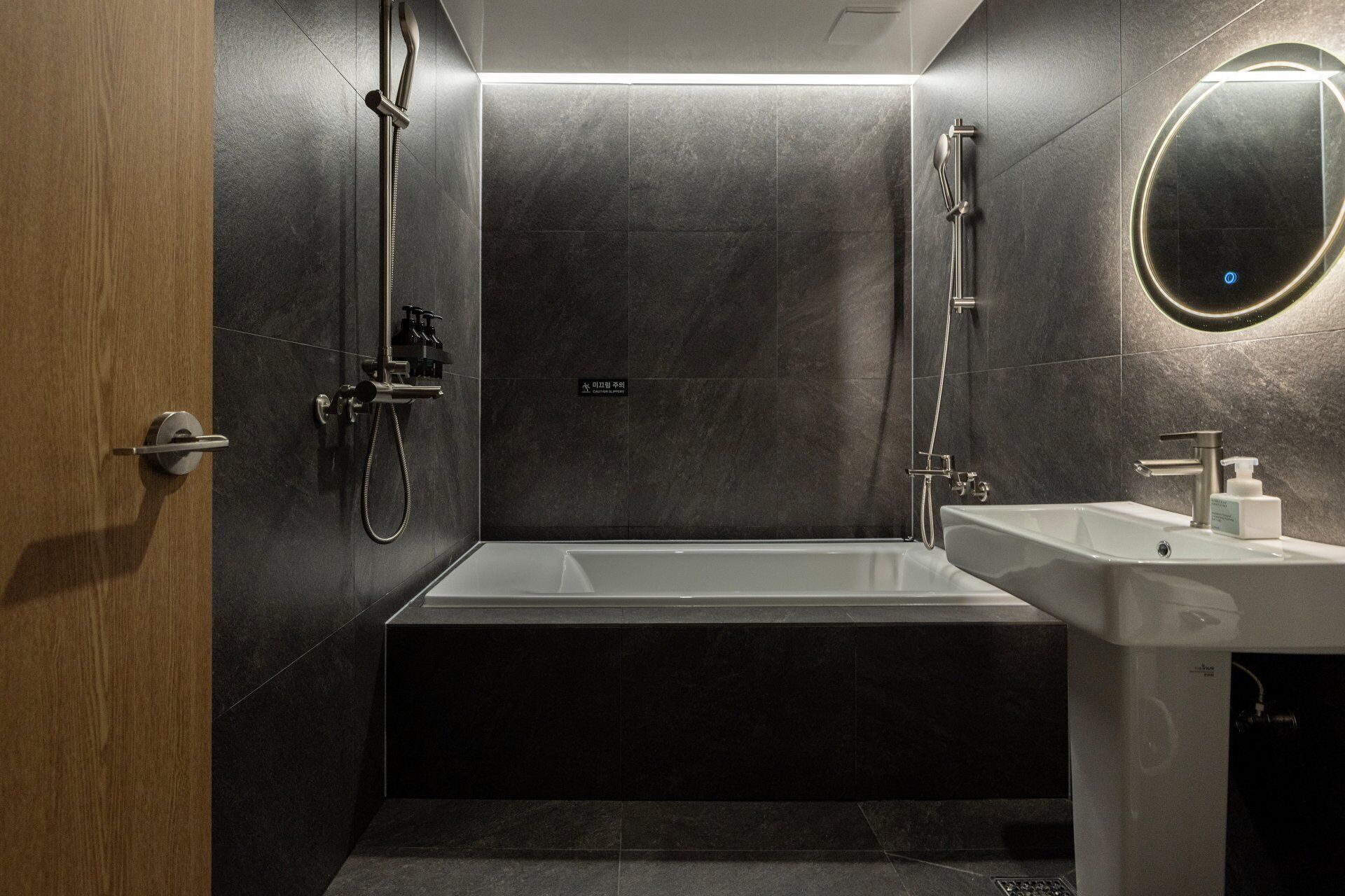 Ein modernes Badezimmer mit Badewanne, Dusche und Waschbecken.