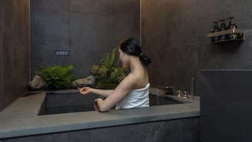 Suite Room (Max 4 Guests) | Private spa tub
