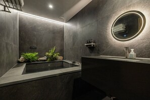 Suite Room (Max 4 Guests) | Private spa tub