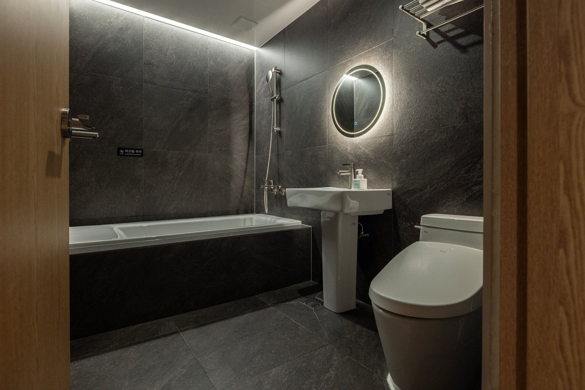 Une salle de bain moderne avec une baignoire, un lavabo et des toilettes.
