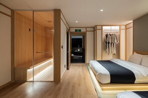 A hotel room with a bed, a walk-in closet, and a bathroom with a sink and mirror. - Anook Ryokan Hotel Daejeon Yuseong (Daejeon)