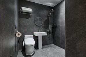 Phòng đôi có thiết kế đặc trưng | Phòng tắm | Bồn tắm và buồng tắm vòi sen riêng, máy sấy tóc, khăn tắm, dầu gội 