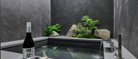 尊荣双人房 | 浴室 | 独立的浴缸和淋浴、吹风机、毛巾、洗发水