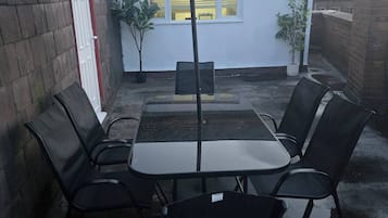 Apartamento, 2 quartos | Opções para refeição ao ar livre