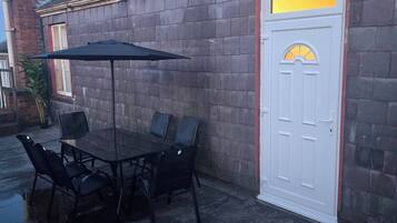 Apartment, 2 Schlafzimmer | Speisen im Freien