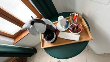 Double Room, 1 Queen Bed, Private Bathroom, Courtyard View | Interior