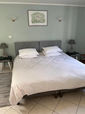 双人房, 1 张大床, 私人浴室, 庭院景观 | 隔音、免费 WiFi