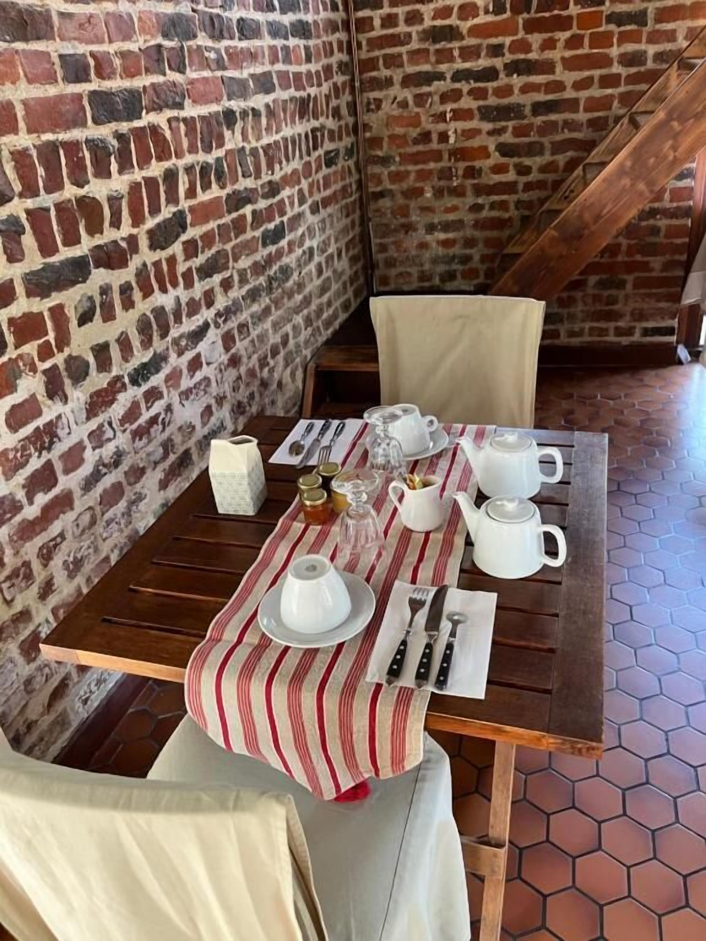 Kahden hengen huone, 1 keskisuuri parisänky, oma kylpyhuone, näköala pihalle | Ruokailu